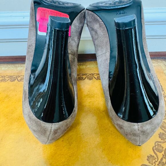 Sofft Rembrandt Taupe Gray Suede Patent Leather Peep Toe Bow Heels Pumps 10 NEW - Picture 8 of 12